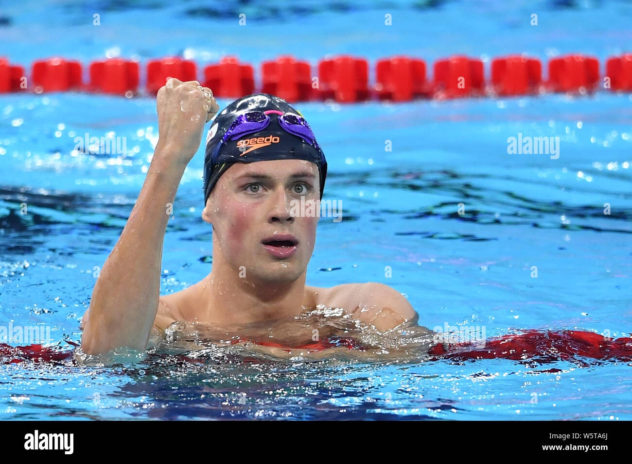 Record Du Monde 25m Nage Libre Mykhailo Romanchuk de l'Ukraine célèbre après avoir remporté le Men's 1  500m nage libre lors de la 14e aux Championnats du Monde de Natation FINA ( 25m) à Hangzho Photo Stock - Alamy