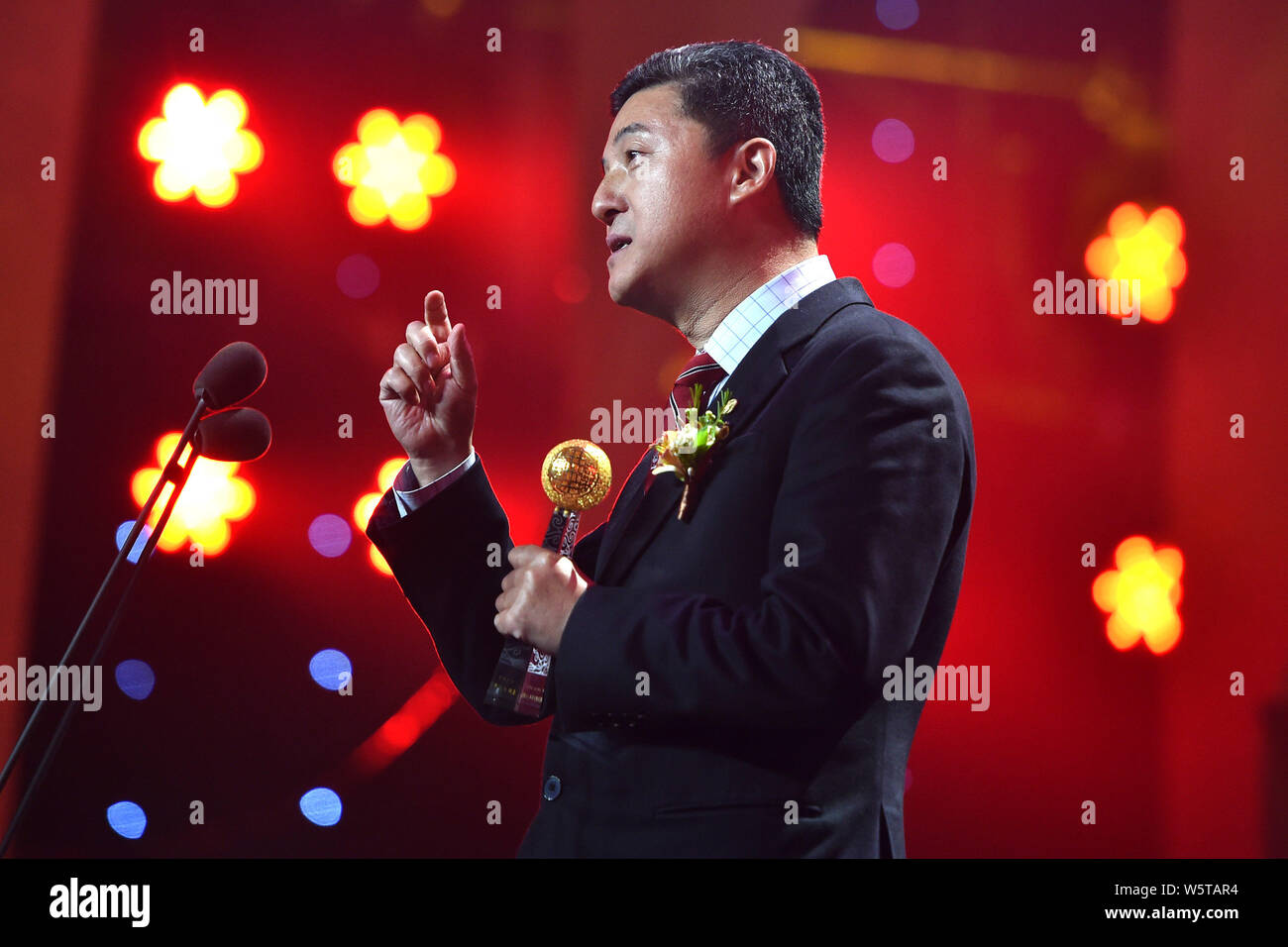 --FILE--Shou-Cheng Zhang, physicien sino-américaine née à Shanghai à l'Université de Stanford, assiste à la 2016-2017 Vous apportez du charme à la World Award Ce Banque D'Images