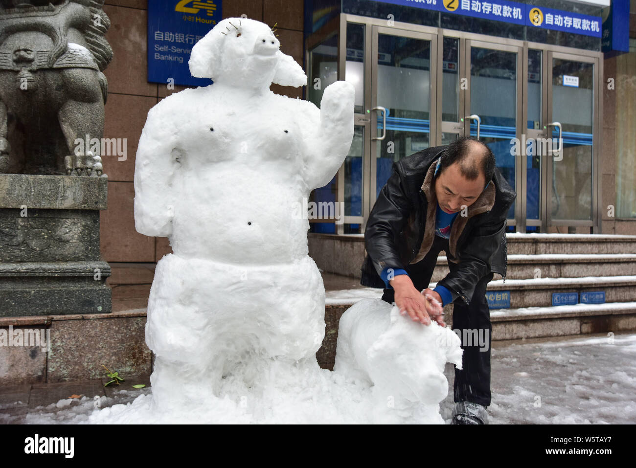 Garde de sécurité de la banque chinoise, surnommé Du fait une sculpture de neige présentant la forme de Zhu Bajie, d'un caractère de la classique chinois Voyage vers l'W Banque D'Images