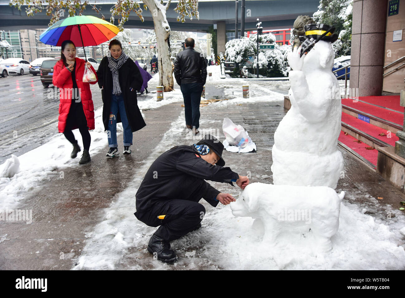 Garde de sécurité de la banque chinoise, surnommé Du fait une sculpture de neige présentant la forme de Zhu Bajie, d'un caractère de la classique chinois Voyage vers l'W Banque D'Images