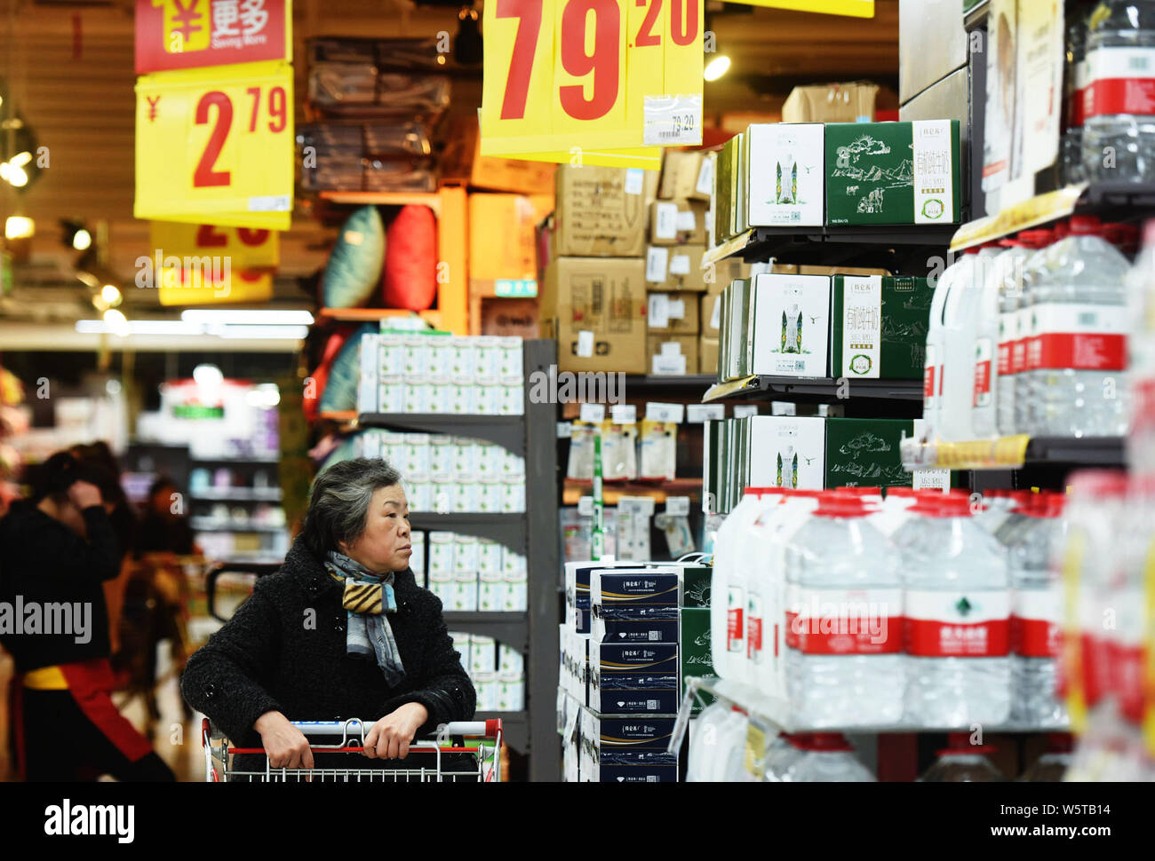 Les clients à faire leurs achats pour l'eau potable à un supermarché de la ville de Hangzhou, Zhejiang Province de Chine orientale, 9 décembre 2018. Les prix payés en Chine Banque D'Images