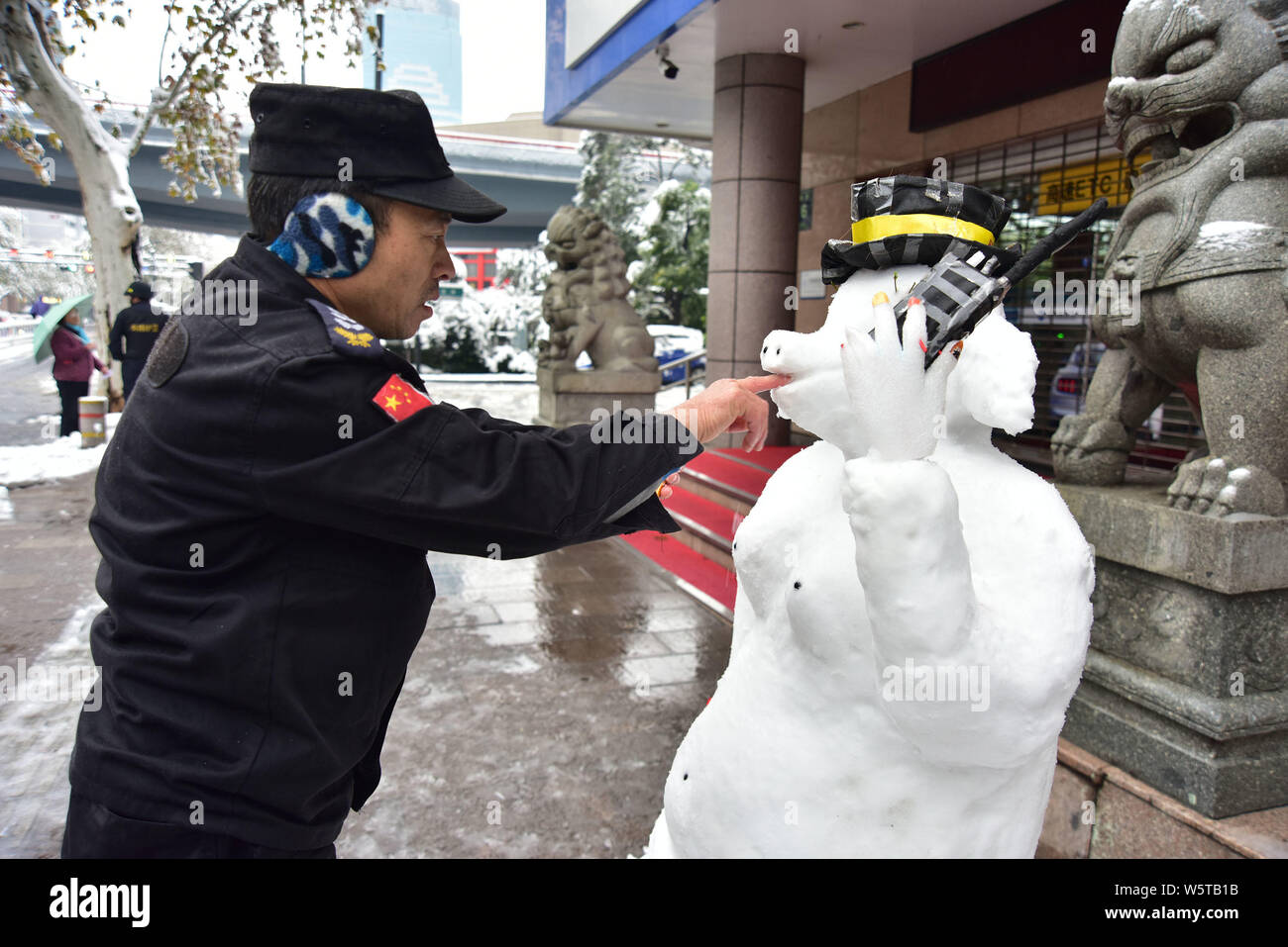 Garde de sécurité de la banque chinoise, surnommé Du fait une sculpture de neige présentant la forme de Zhu Bajie, d'un caractère de la classique chinois Voyage vers l'W Banque D'Images