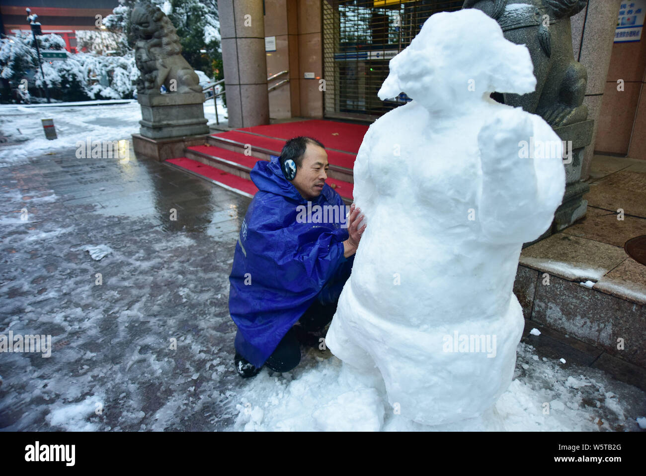 Garde de sécurité de la banque chinoise, surnommé Du fait une sculpture de neige présentant la forme de Zhu Bajie, d'un caractère de la classique chinois Voyage vers l'W Banque D'Images