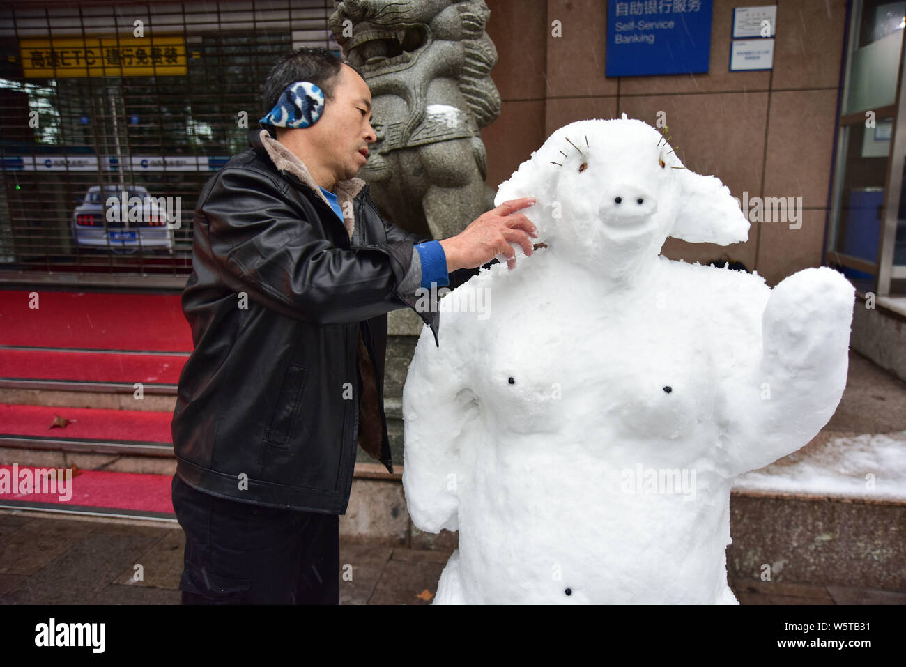 Garde de sécurité de la banque chinoise, surnommé Du fait une sculpture de neige présentant la forme de Zhu Bajie, d'un caractère de la classique chinois Voyage vers l'W Banque D'Images