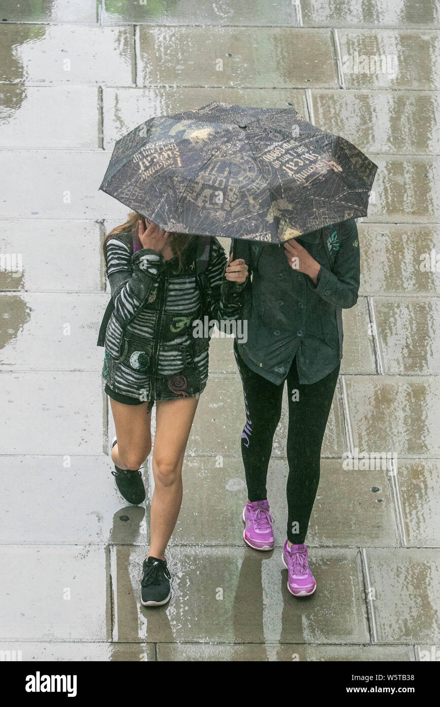 Londres, Royaume-Uni. 30 juillet 2019. Les piétons à l'abri de la pluie à Waterloo comme un mois de précipitations devrait tomber dans trois heures de crédit : amer ghazzal/Alamy Live News Banque D'Images