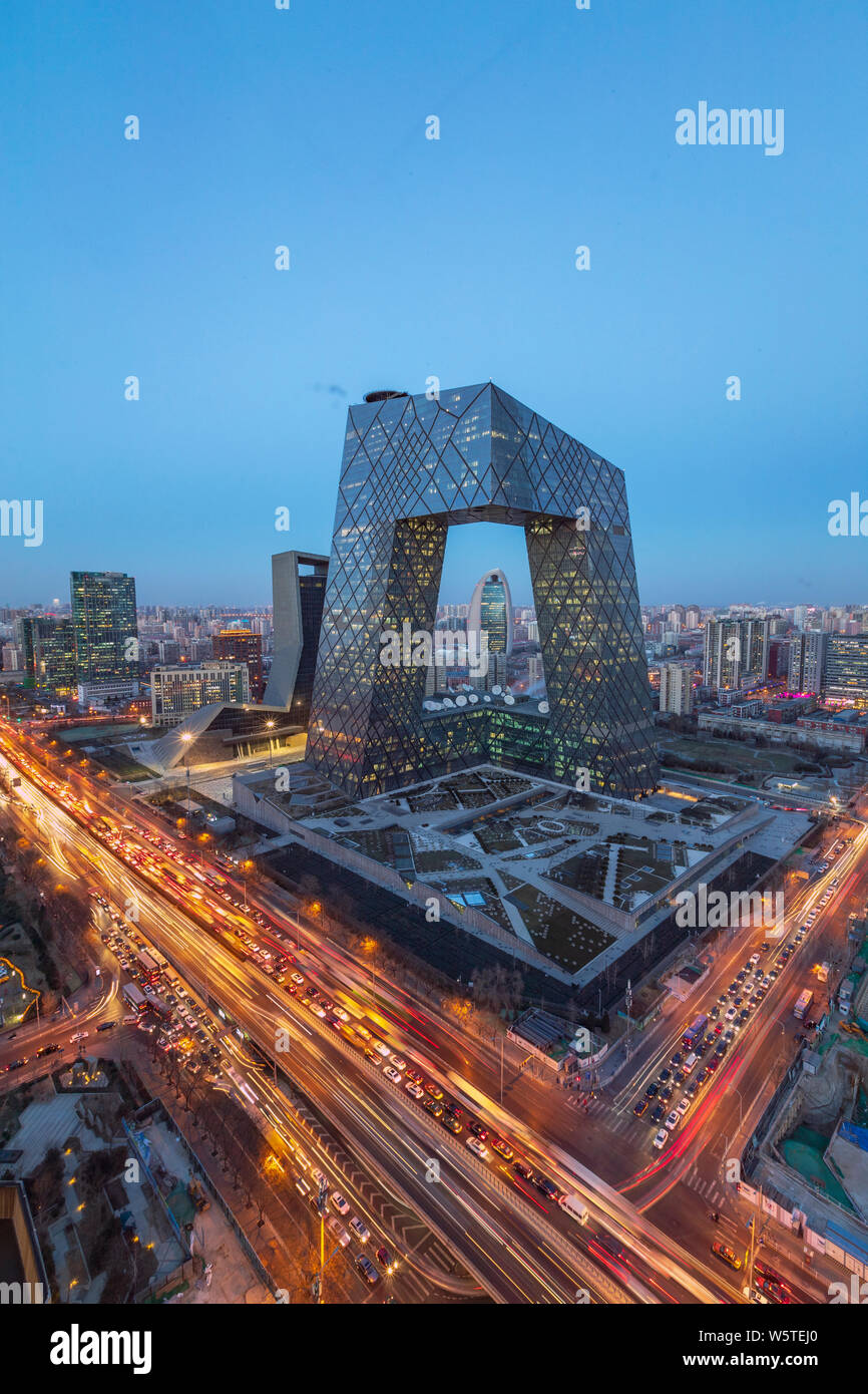 Une vue de la nuit de la routes très fréquentées avec des masses de véhicules en face de la nouvelle tour CCTV dans le Central Business District (CBD), à Beijing, Chine, 27 déc. Banque D'Images