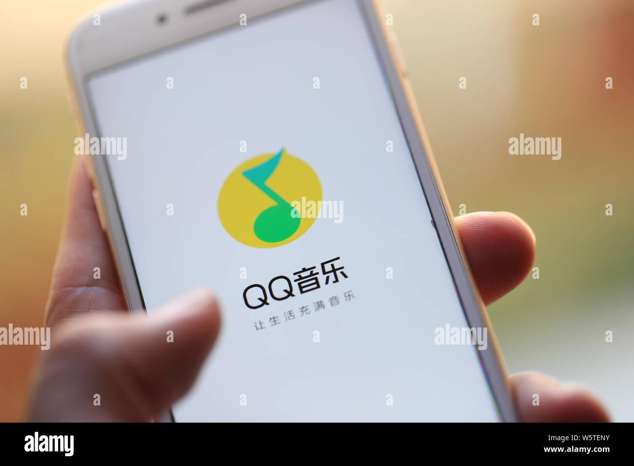 --FILE--un résident chinois utilise l'app de musique de Tencent QQ Music Entertainment Group (TME) sur son smartphone à Shanghai, Chine, le 5 décembre 2018. Banque D'Images