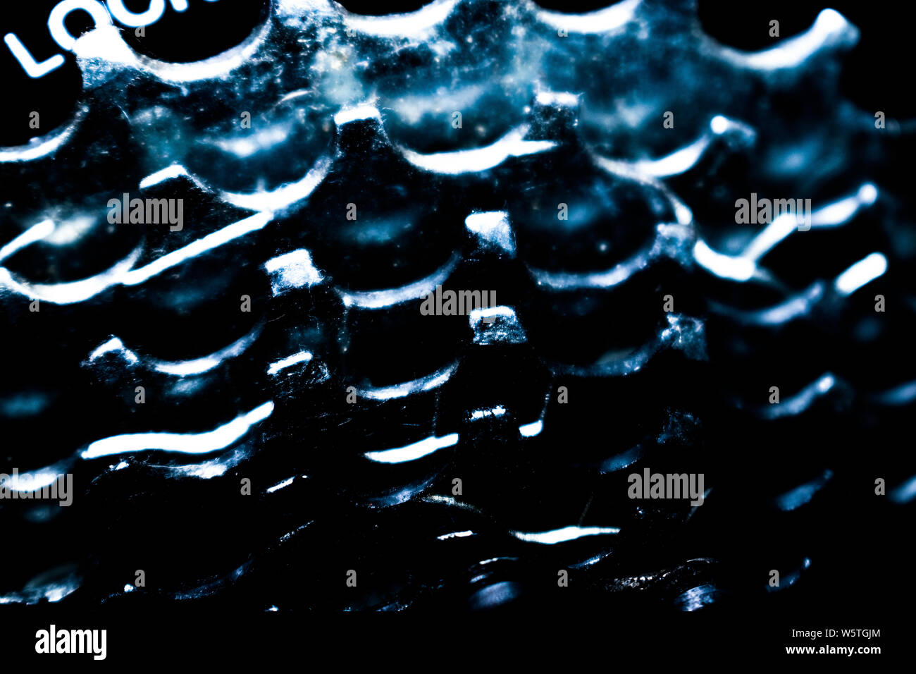 Macro photo d'une vitesse de bicyclette / vélo métallique cassette en lumière bleuâtre Banque D'Images