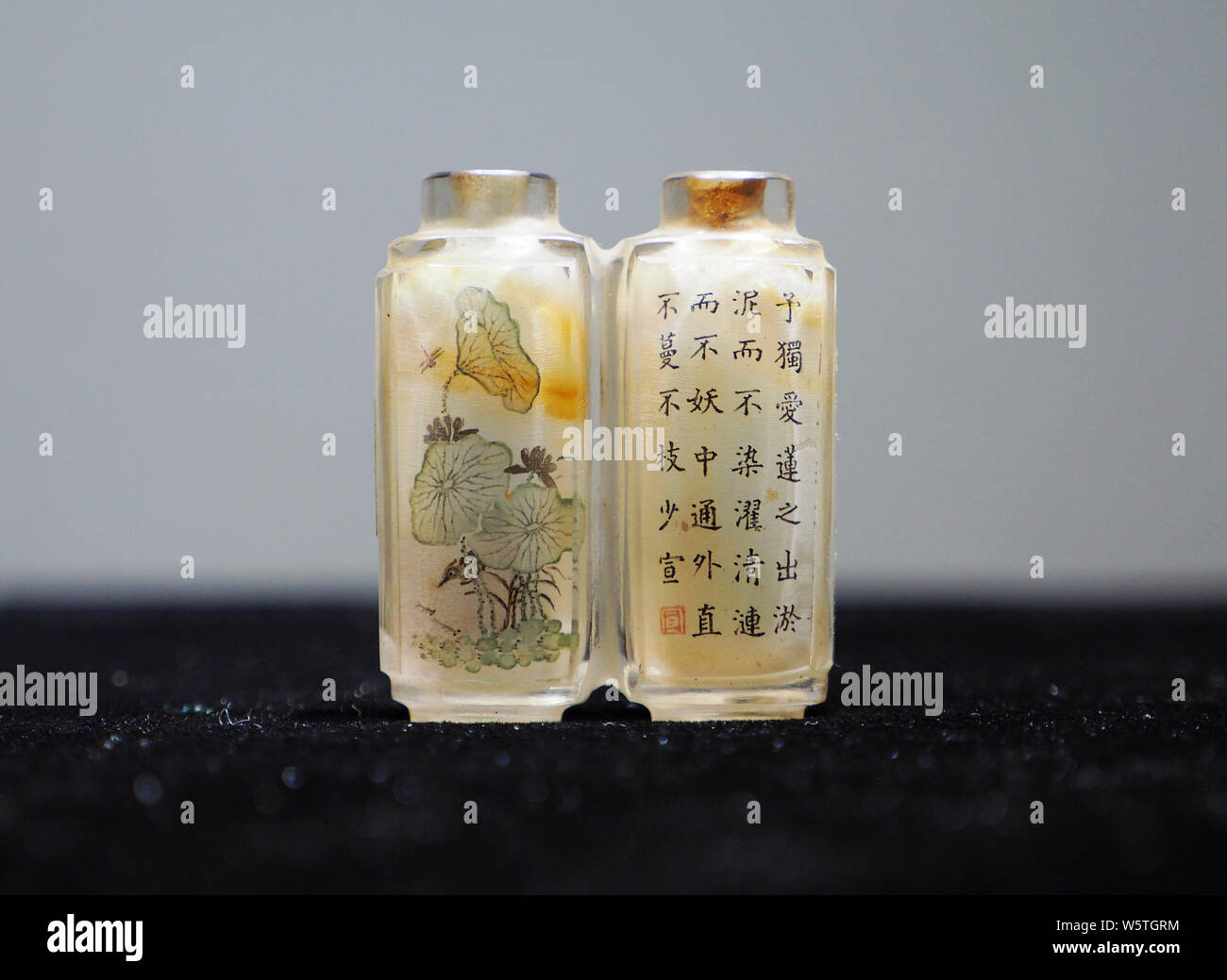 Voir l'affichage sur des bouteilles de tabac à priser dans une exposition à Beijing, Chine, 20 décembre 2018. Des bouteilles de tabac à priser ont fasciné les collectionneurs occidentaux et asiatiques tr Banque D'Images