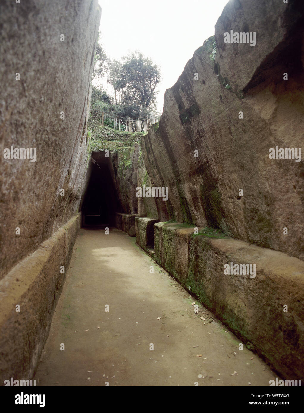 Grotte de la Sibylle (Antro della Sibilla). 7e siècle av. du 13ème siècle. Accueil de l'ancienne prophétesse, Cumaean Sibyl. Entrée privée. Cumes. La Campanie. L'Italie. Banque D'Images Grotte de la Sibylle (Antro della Sibilla). 7e siècle av. du 13ème siècle. Accueil de l'ancienne prophétesse, Cumaean Sibyl. Entrée privée. Cumes. La Campanie. L'Italie. Banque D'Images