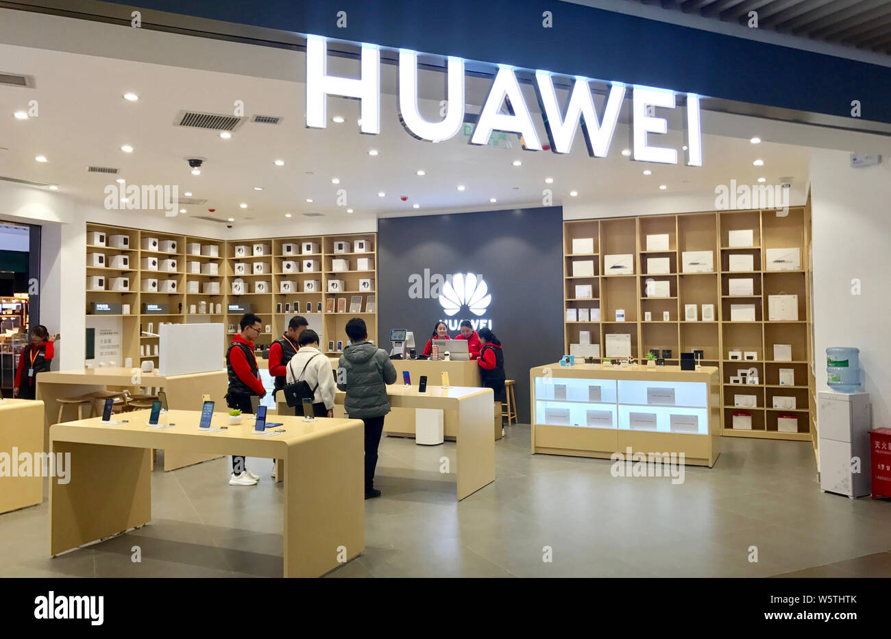 FILE--Vue d'un magasin de Huawei à un centre commercial dans la ville de  Kunming, dans le sud-ouest de la province chinoise du Yunnan, le 16  décembre 2018. Huawei a été classé le