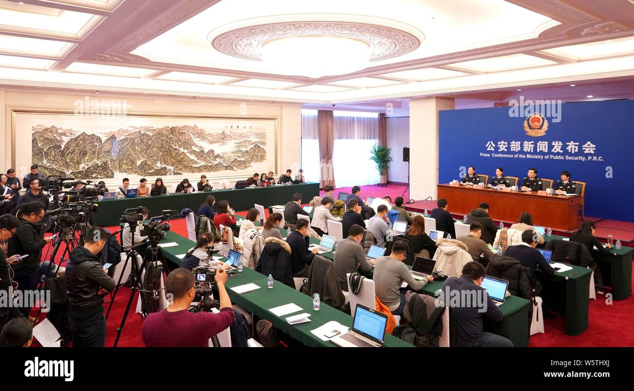 La conférence de presse après 132 salon de fraudes qui ont utilisé le sucre comme l'ingrédient principal de prendre des médicaments contre le cancer capturée est tenue à Beijing, Chine, Banque D'Images