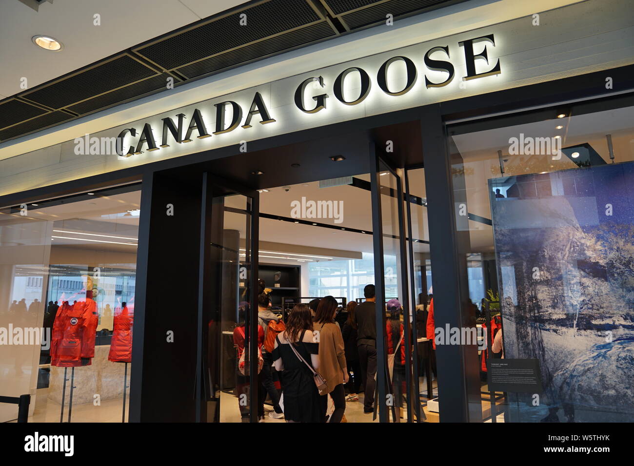Les clients pénètrent dans un magasin boutique de Bernache du Canada à un  centre commercial à Shanghai, Chine, le 1 décembre 2018. Canada Goose a  obtenu ses plumes dans une ruche un