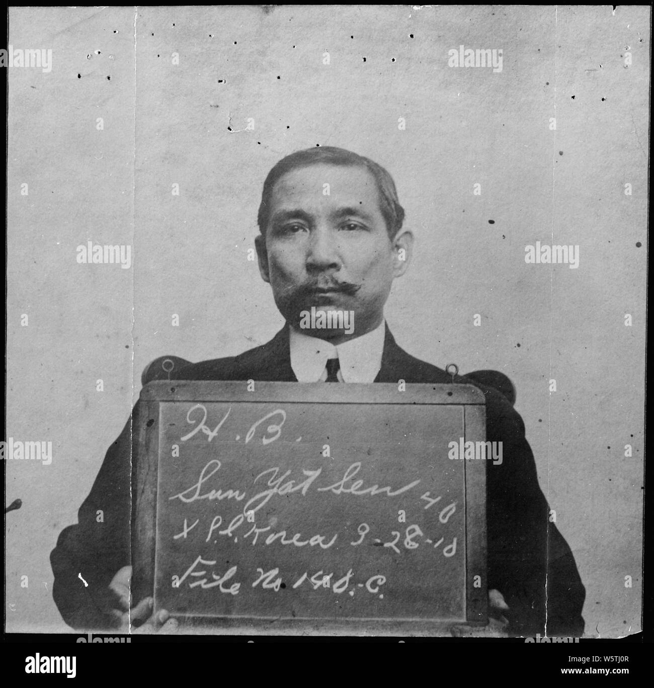 Photo de Dr. Sun Yat Sen : H.B. Sun Yat Sen, 40, 3-28-10 XPl Corée, dossier no. 140.-c. ; Portée et contenu : enquête de l'agence de l'Immigration dossiers liés à la Loi d'exclusion des Chinois (1882-1943) contiennent souvent des photographies utilisées pour identifier les personnes visées dans les fichiers. Ce gouvernement - est issue de la photographie est actuellement connue seulement de l'immigration dossier pour Dr. Sun Yat Sen, premier président de la République de Chine, connu comme le père de la Chine moderne. Notes générales : pièce historique : American Originals, Décembre 1997 -décembre 1998 (possibilité ce dernier sera arrêté soone Banque D'Images