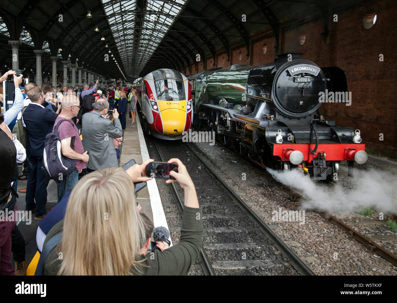 Un nouveau train Azuma à côté de l'Flying Scotsman à Darlington locomotive gare dans le comté de Durham, comme London North East Railway's new Azuma service est lancé. Banque D'Images