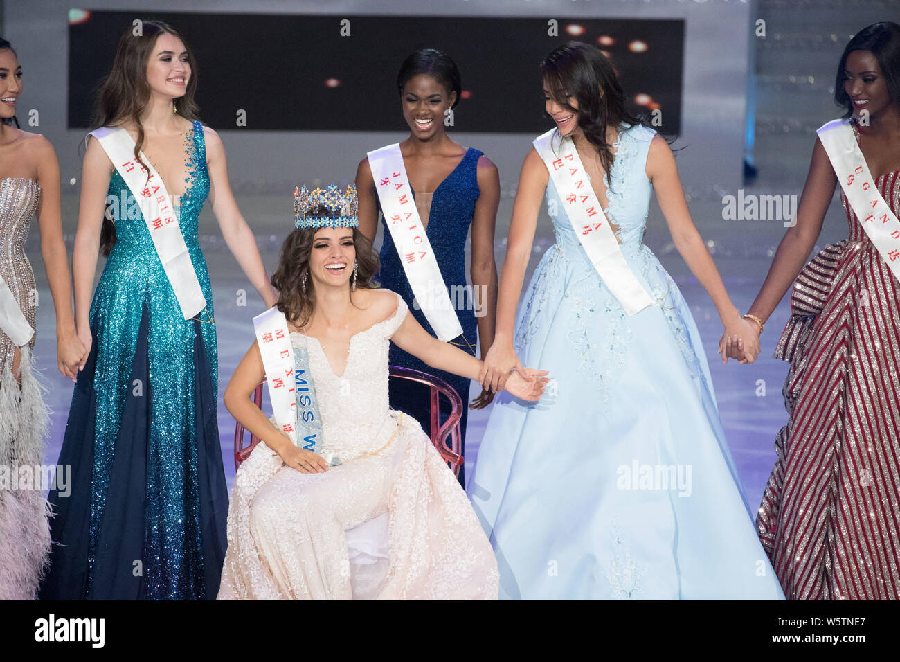 Miss Mexique Vanessa Ponce de Leon, troisième à gauche, vainqueur de la 68e élection de Miss Monde, réagit comme elle pose avec d'autres lauréats lors de la finale de la Miss Wor Banque D'Images