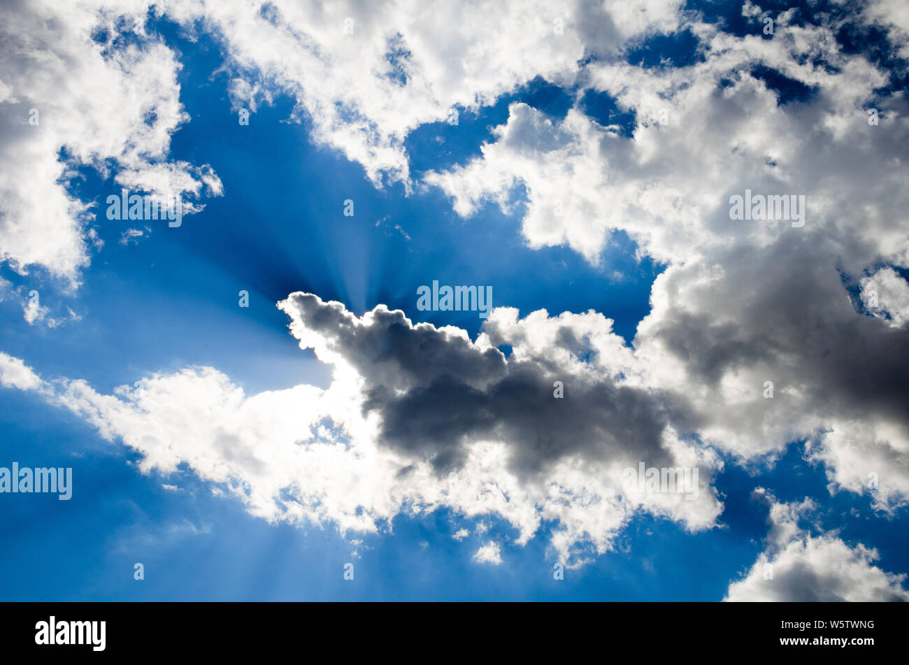 Les nuages blancs dans le ciel bleu, la beauté de la nature Banque D'Images