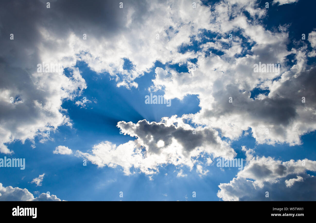 Les nuages blancs dans le ciel bleu, la beauté de la nature Banque D'Images