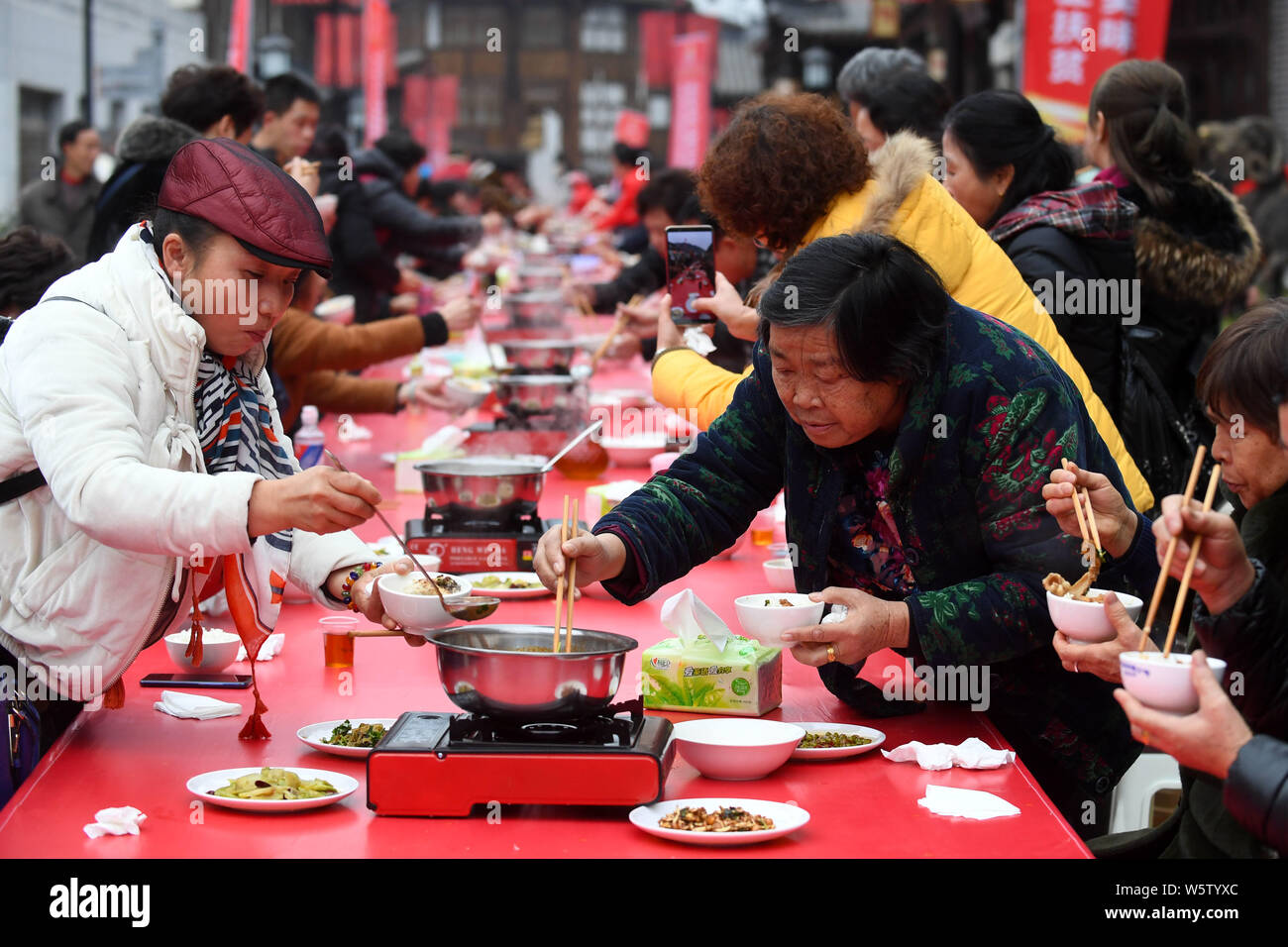 Apprécié des touristes hotpot mouton le long d'un 108 mètres de long dans la table ville Hema, Huairen, ville de la province du Guizhou, au sud-ouest de la Chine, 22 décembre 2018. Touris Banque D'Images