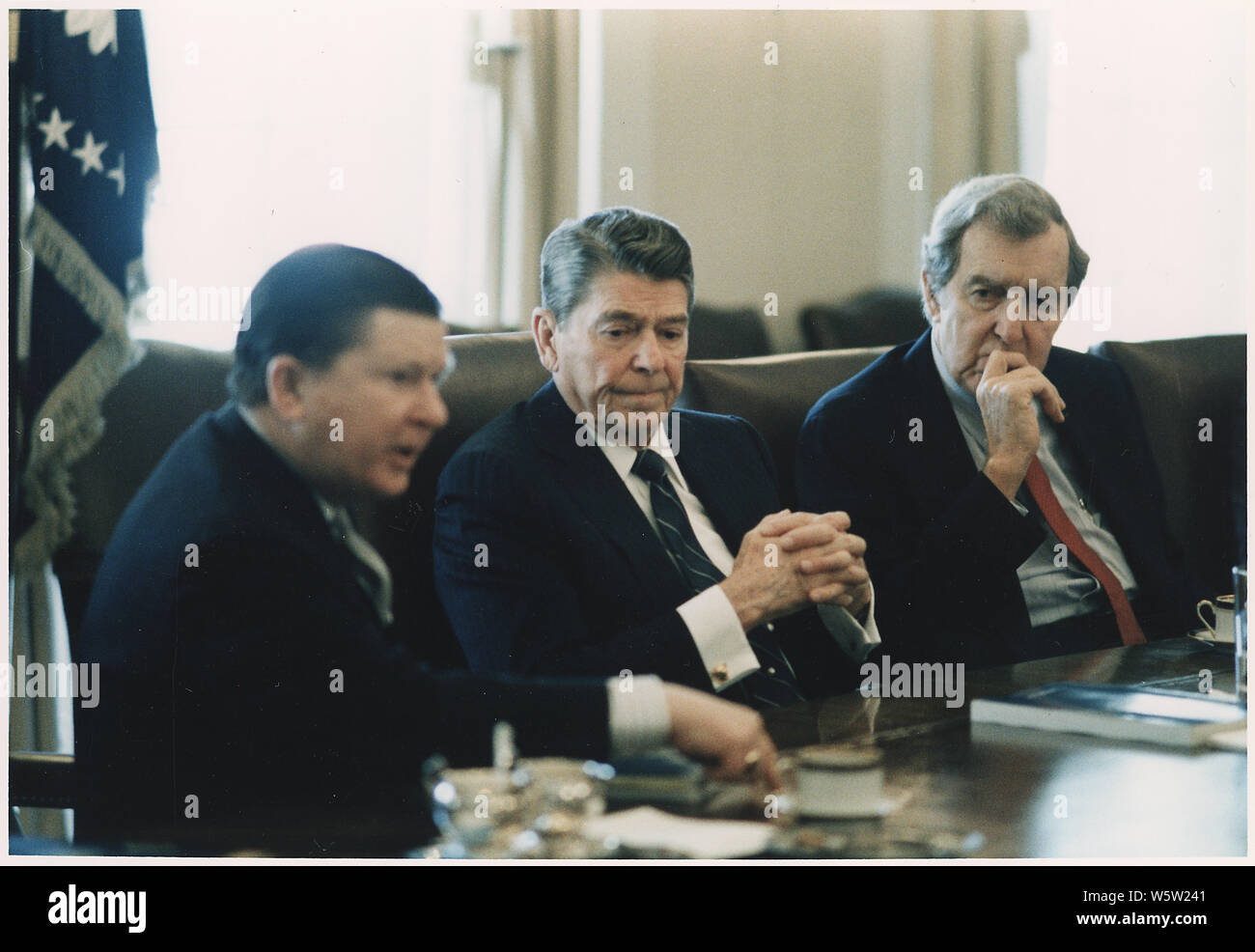 Photographie du président Reagan qui reçoit le rapport de la Commission de la tour dans la salle du Cabinet Banque D'Images