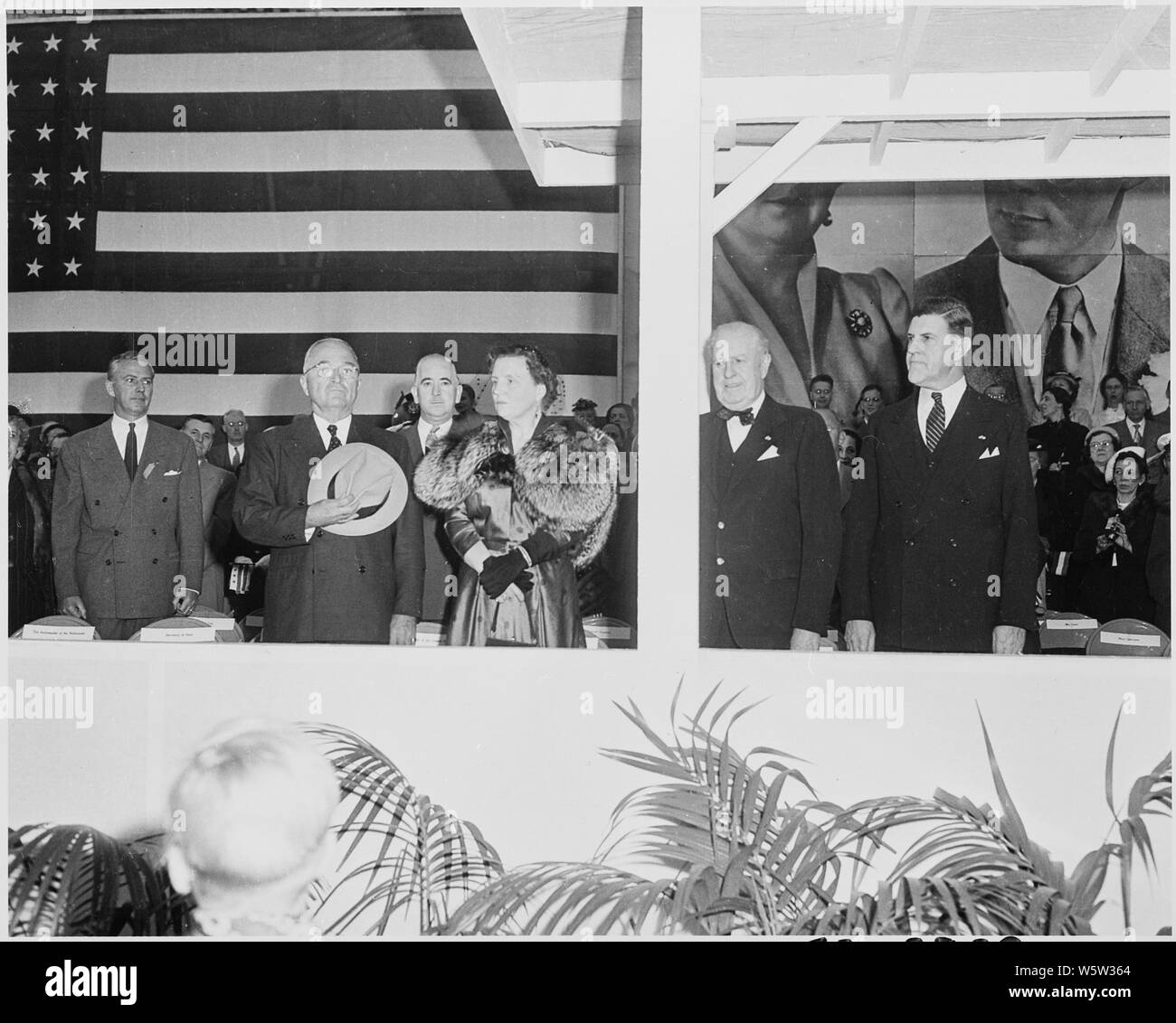 Photographie du président Truman et la reine Juliana des Pays-Bas au garde au cours de cérémonies d'accueil pour la Reine à Washington. Banque D'Images