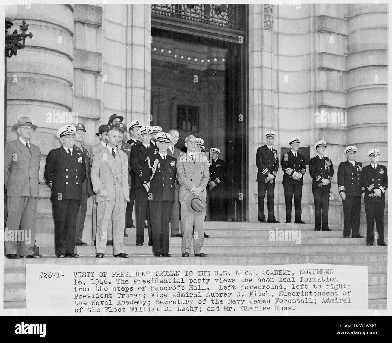 Photographie du président Truman et son parti l'examen de la formation de repas de midi les aspirants des marches de Bancroft Hall, au cours de la visite du Président à l'académie navale des États-Unis : (première rangée, de gauche à droite) le président ; le Vice-amiral Aubrey Fitch, Secrétaire de la Marine, James Forrestal, l'amiral William D. Leahy ; Secrétaire de presse Charles Ross. Banque D'Images