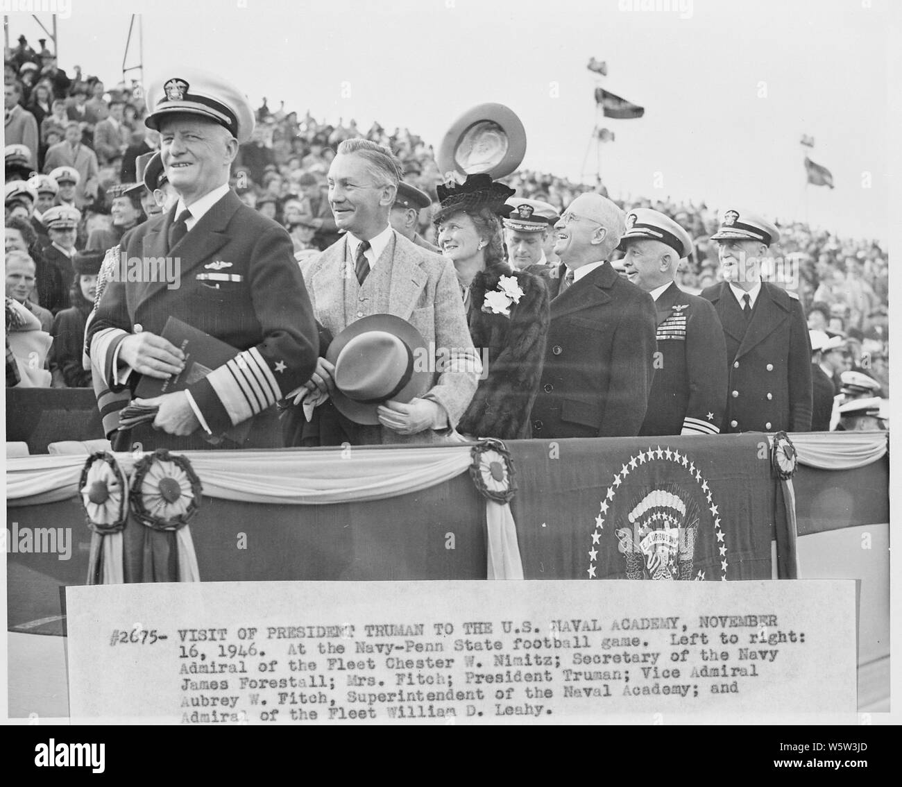 Photographie du président Truman et d'autres dignitaires à l'État partie de football Navy-Penn, lors de sa visite à l'académie navale des États-Unis : (de gauche à droite), l'amiral Chester Nimitz W. ; Secrétaire de la Marine, James Forrestal ; Mme Aubrey Fitch ; le président ; le Vice-amiral Aubrey Fitch, surintendant de l'Académie Navale, et de la flotte de l'amiral William Leahy. Banque D'Images