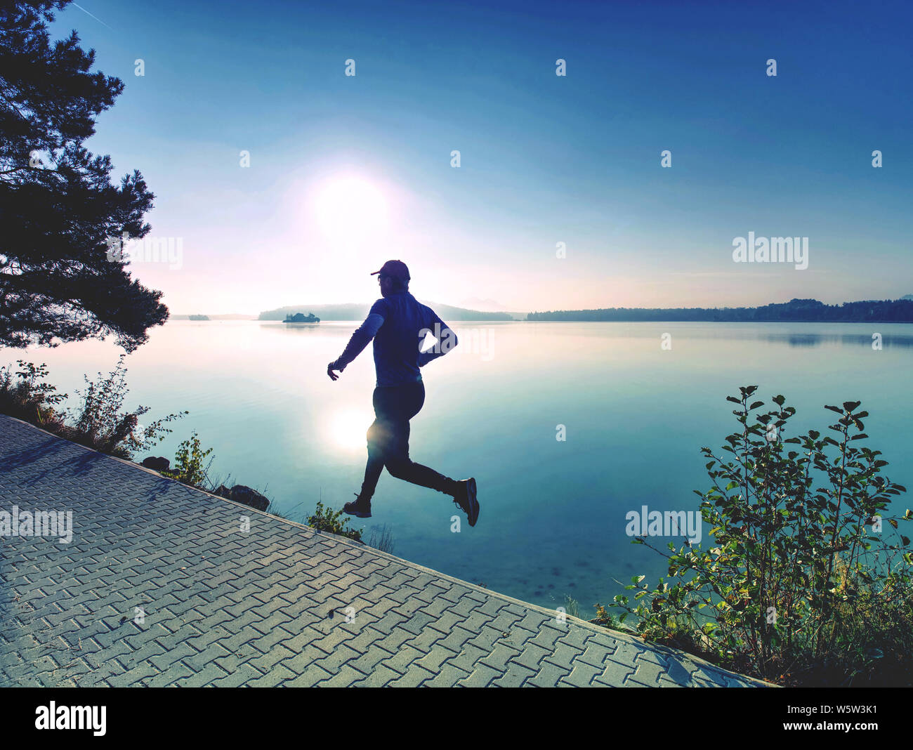 Homme de grande taille avec des lunettes de soleil, casquette rouge et bleu  noir sportswear est en marche et l'exercice sur le pont. Sport homme actif  Photo Stock - Alamy