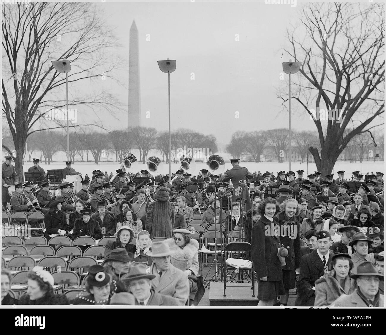 Photographie du Président Truman à l'éclairage de l'arbre de Noël de la communauté nationale sur les motifs de la Maison Blanche, à côté de plusieurs personnes non identifiées et son aide militaire, le général Harry Vaughan (derrière l'épaule gauche du président). Banque D'Images