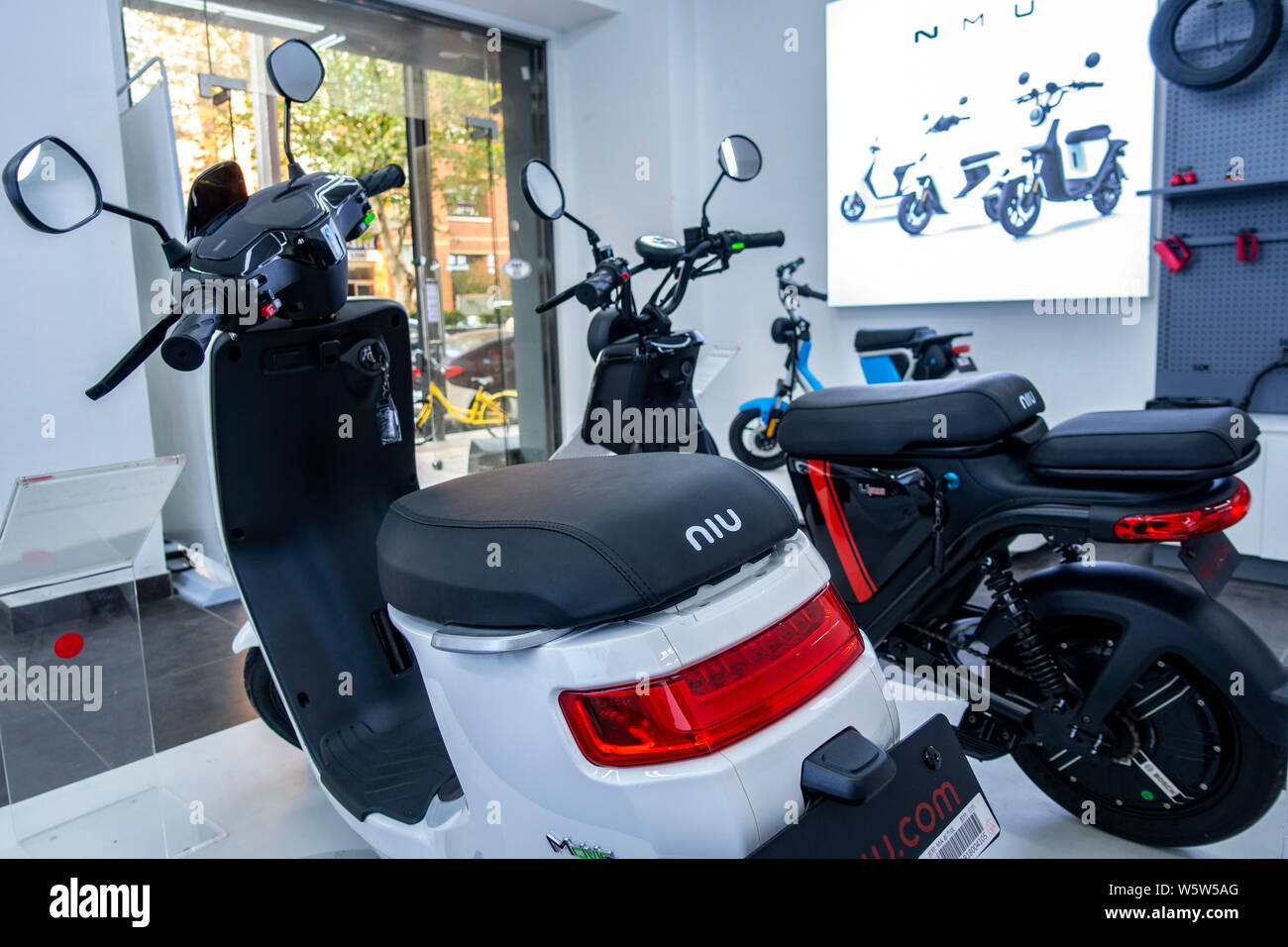 --FILE--vélos électriques sont en vente dans un magasin de Niu Technologies, un fabricant de Beijing electric scooter, à Shanghai, Chine, 24 octobre 2018. Banque D'Images