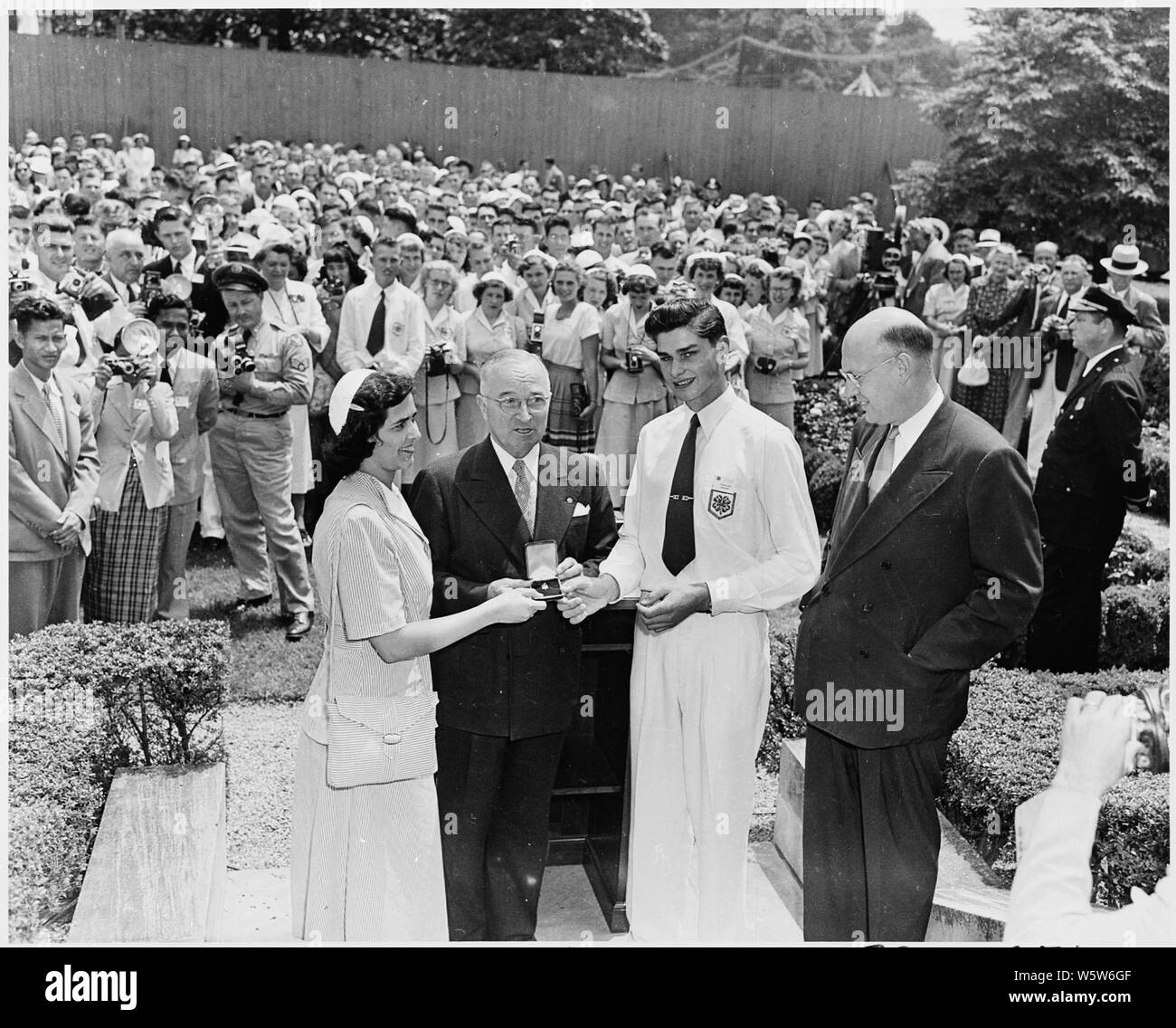 Photographie du Président Truman à la Maison Blanche Rose Garden, la réception d'une clé d'or de délégués en visite à la 21e nationale 4-H Club Camp : (de gauche à droite) Marjorie Nold de Savannah, Georgia ; le président ; Richard Golob de Sunnyside, Washington. Banque D'Images