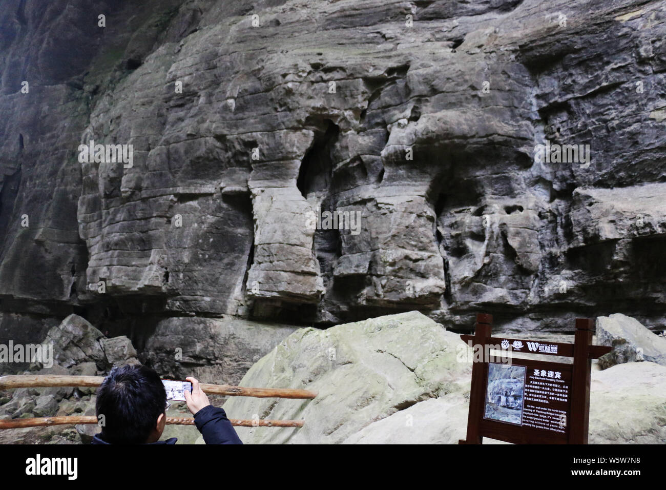 Paysages de la Trois Natural Bridges National Geopark (Tian Keng San Qiao) dans la ville Xiannushan, Wulong county, Chongqing, Chine, le 5 décembre 2018. Thr Banque D'Images