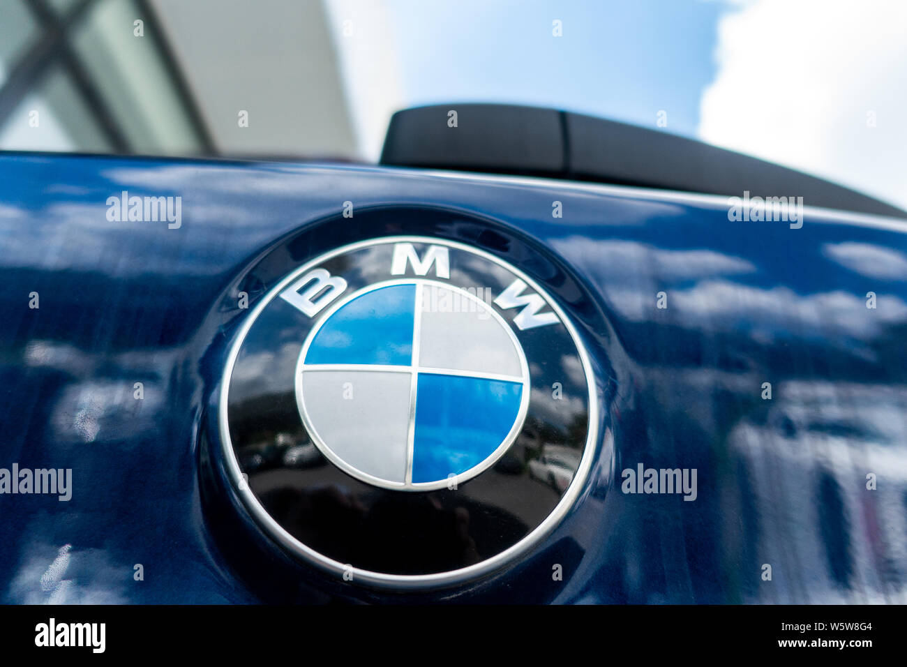 --FILE--Vue d'un logo de BMW à Shanghai, Chine, 29 août 2018. Les compagnies de voiture traditionnelle, avec le groupe BMW à l'avant-garde, sont à la recherche de prendre vo Banque D'Images