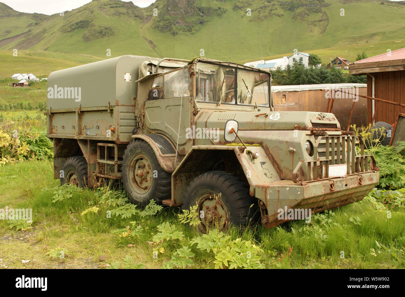Un vieux camion militaire abandonnés sur le terrain d'un voisin d'une petite ville d'Islande Banque D'Images