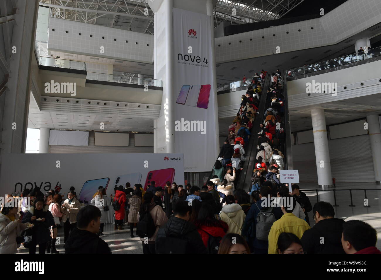 Les visiteurs jusqu'à la file d'assister à l'événement de lancement pour Huawei nova 4 smartphones avec trous de perforation 'Affichage' dans la ville de Changsha, province de Hunan, en Chine centrale, Banque D'Images