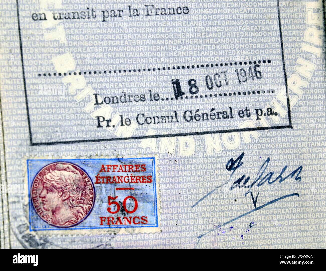 Ancienne page de passeport bleu britannique avec un visa d'entrée en France  Photo Stock - Alamy