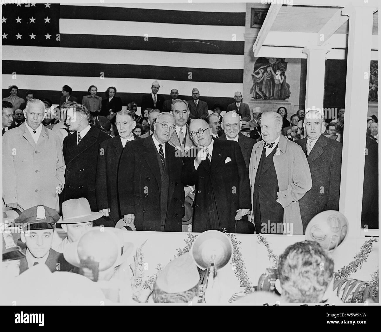 Photographie du président Truman avec le Président français Vincent Auriol à l'Édifice du District à Washington pendant les cérémonies d'accueil pour Auriol, avec le secrétaire à la défense George C. Marshall, vice-président Alben Barkley, Secrétaire d'État Dean Acheson, et d'autres dignitaires présents. Banque D'Images