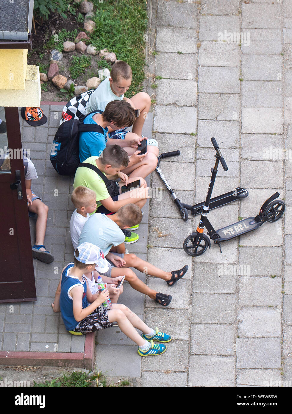 La dépendance du smartphone. Les enfants jouer aux jeux sur smartphones, nouveau style de vie et loisirs. Banque D'Images