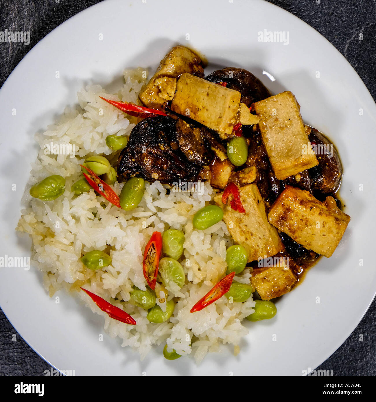 Tofu Teriyaki collante en bonne santé avec du riz, champignons, haricots Edamame et épicé de piment rouge Banque D'Images