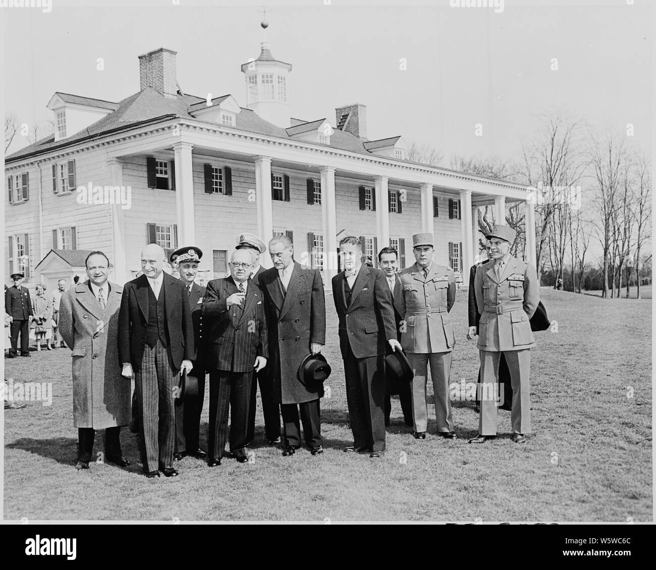 Photo de Vincent Auriol Président de la France et d'autres dignitaires à l'extérieur de la maison de George Washington à Mount Vernon. Banque D'Images