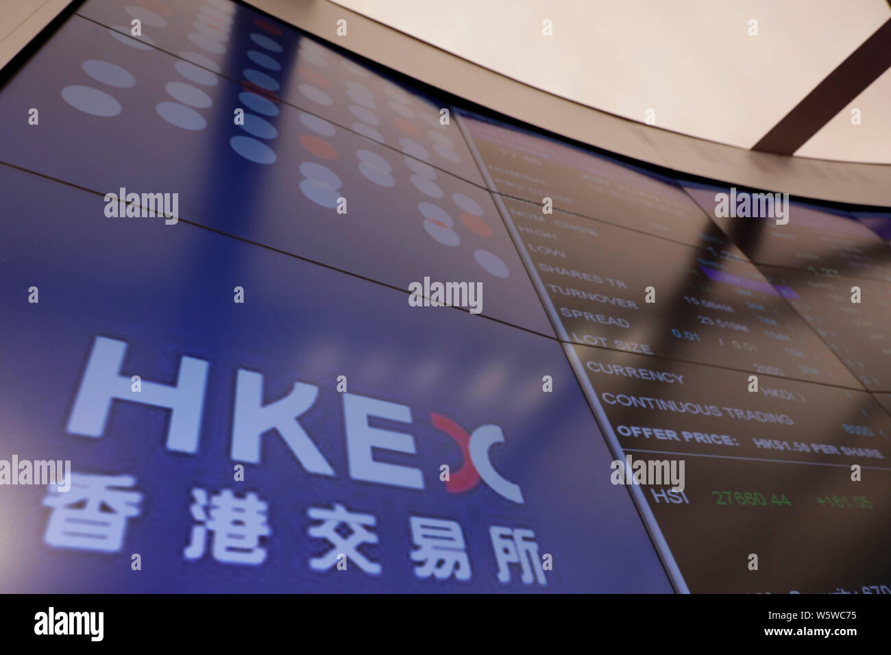 --FILE--Vue d'un écran à la Bourse de Hong Kong (HKEX) à Hong Kong, Chine, le 26 septembre 2018. Le Shanghai, Shenzhen et Hong Kong stock exchang Banque D'Images