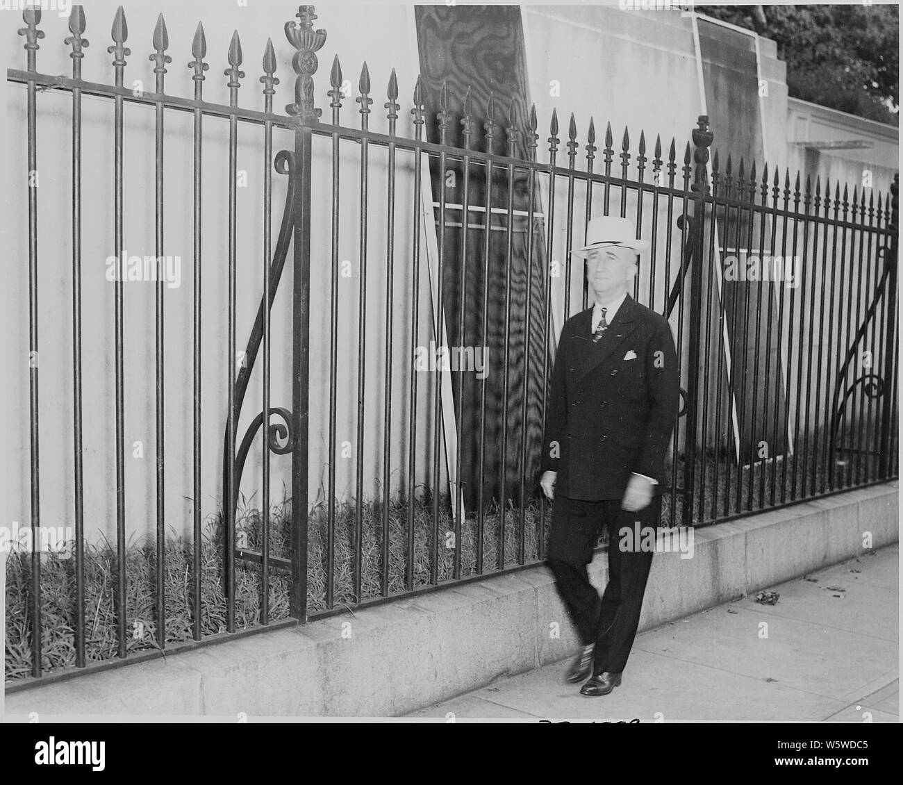 Photographie de secrétaire d'État James Byrnes, évidemment à quitter la Maison Blanche après une réunion de cabinet. Banque D'Images