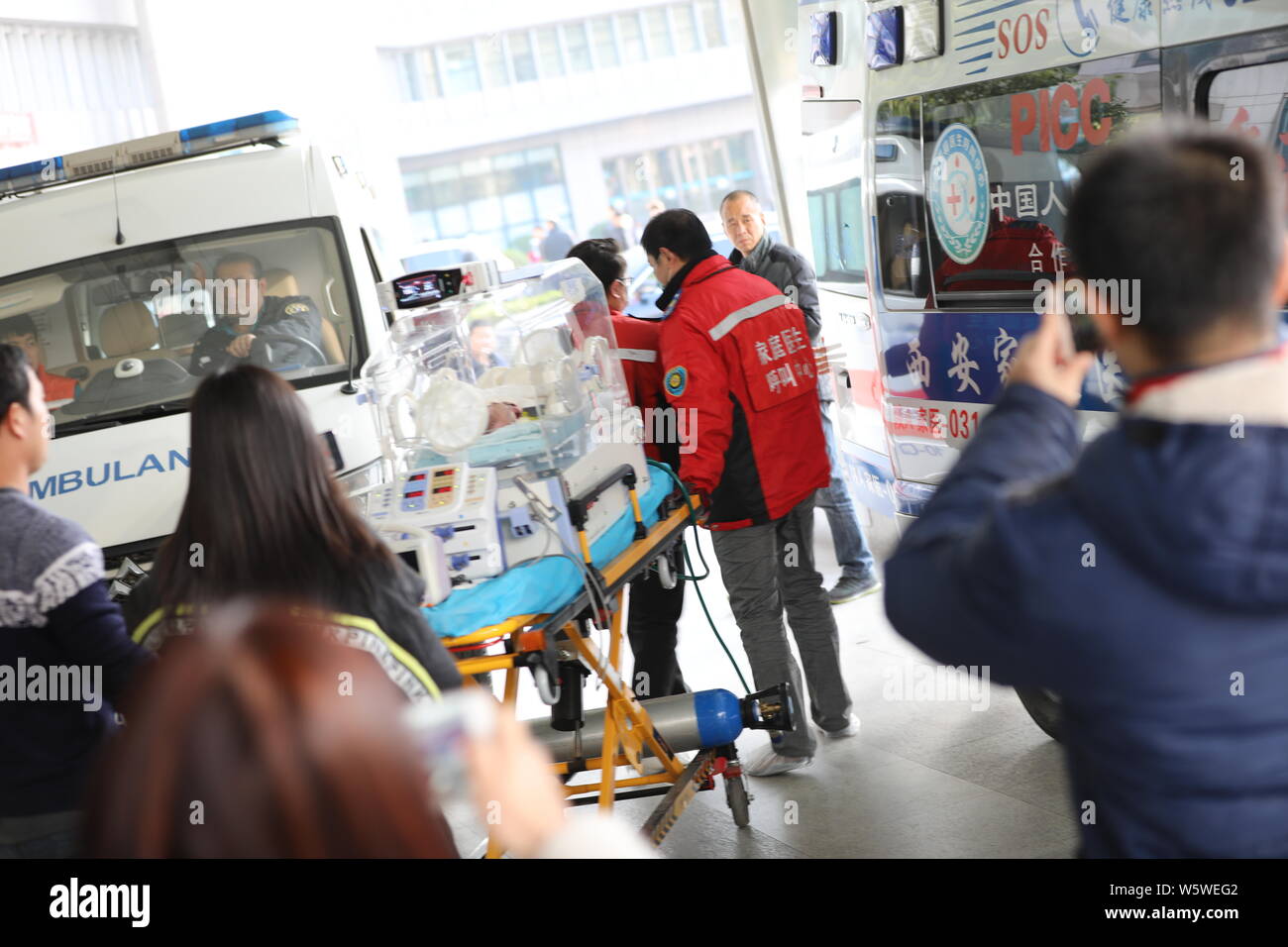 Le Palm De Bebe Un Bebe Premature De 800 Grammes Qui Souffrait D Une Grave Infection Pulmonaire Est Sous Traitement Dans Un Incubateur Pour Transferer Un A Beijing Photo Stock Alamy