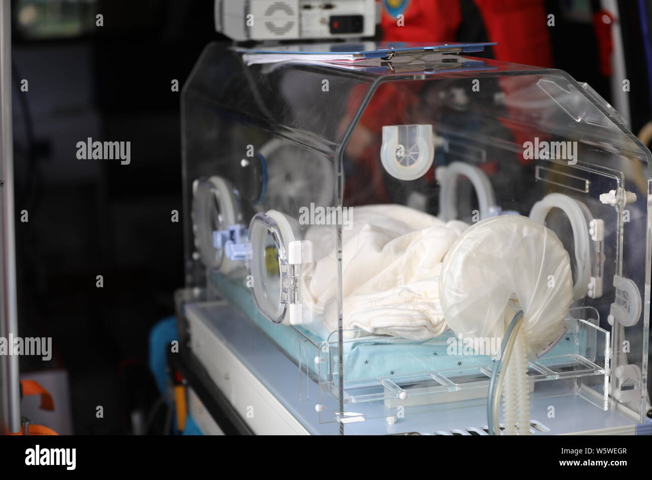 Le Palm De Bebe Un Bebe Premature De 800 Grammes Qui Souffrait D Une Grave Infection Pulmonaire Est Sous Traitement Dans Un Incubateur Pour Transferer Un A Beijing Photo Stock Alamy Le Palm De Bebe Un Bebe Premature De 800 Grammes Qui Souffrait D Une Grave Infection Pulmonaire Est Sous Traitement Dans Un Incubateur Pour Transferer Un A Beijing Photo Stock Alamy