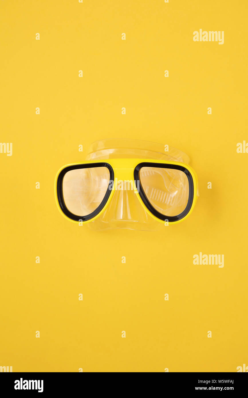 Un masque de plongée et tuba jaune sur un fond jaune. passage à plat Banque D'Images