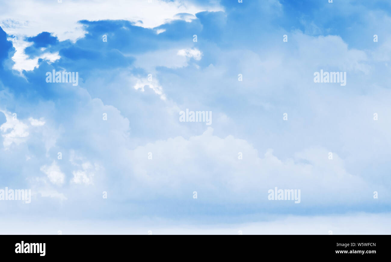 Ciel bleu avec des nuages blancs dans la journée, le fond photo Banque D'Images