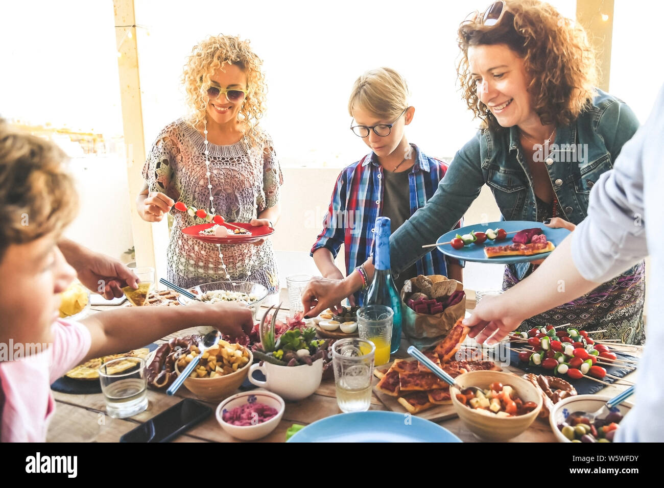 Apéritif d'été avec un groupe d'amis, de la joie et des festivités en famille avec Eavening ami dîner sur la terrasse bénéficiant d'ensemble. Vue de dessus d'un Banque D'Images