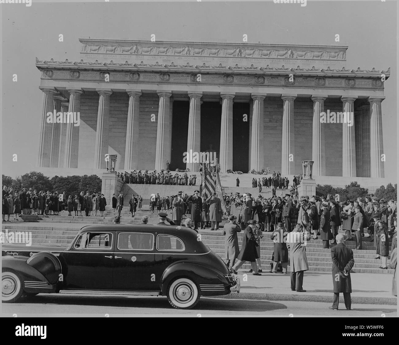 Photographie de Vice Président Truman avec d'autres à Lincoln's Birthday cérémonie. Banque D'Images