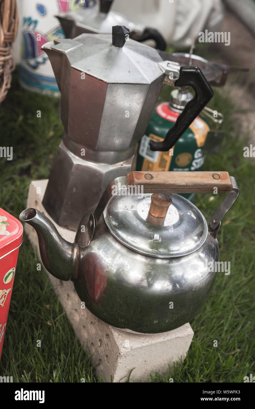 Pot à café moka se trouve près de la petite électrique sur l'herbe, photo verticale Banque D'Images