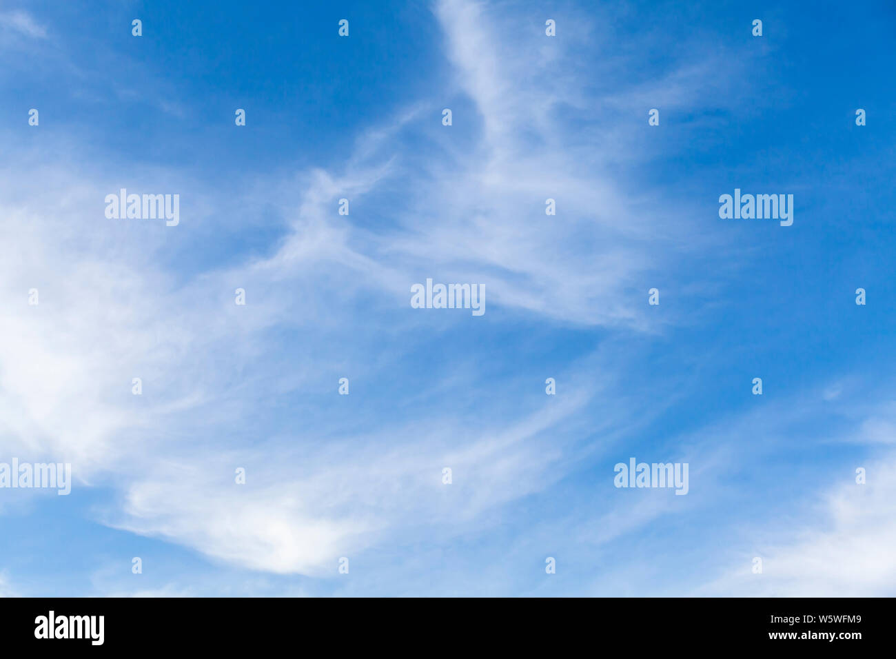 Ciel bleu avec des nuages cirrus à jour. Photo de fond naturel Banque D'Images